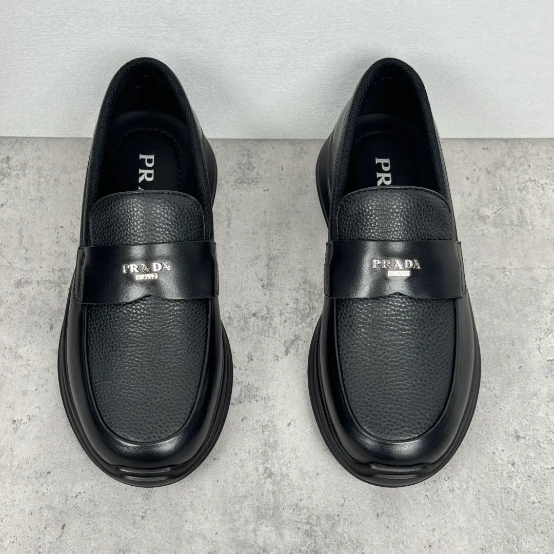 Batch 700 Prada/Prada men's matte leather thick-soled lightweight loafers! Casual fit, lightweight rubber sole slip-on driving shoes, matte calfskin wrapped around the entire upper, front body in pebbled calfskin/soft cloth, two styles available! Decorated with genuine leather buckle, front decorative details of PRADA silver letters, genuine leather feet, classic silver letter logo badge details, technical mesh lining, push-on opening and closing method, convenient and comfortable, cool and breathable! Paired with a lightweight, sporty functional thick sole, it is extremely comfortable on the feet and will not be tiring after long-term wear. It is available in multiple colors to meet different matching needs and comes with a complete package! Size: 39-40-41-42-43-44 Leather shoe size Item number: 2EE915 full leather black